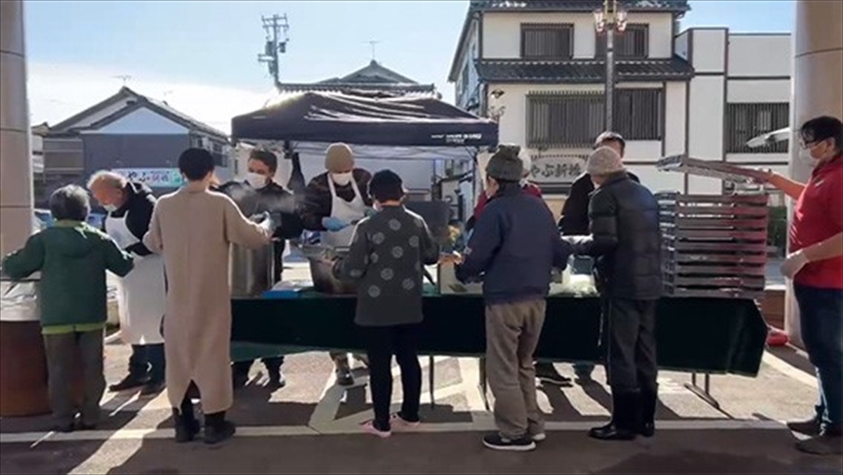 Türk Sivil Toplumu Japonya'daki Depremzedelere Sıcak Yemek Dağıttı