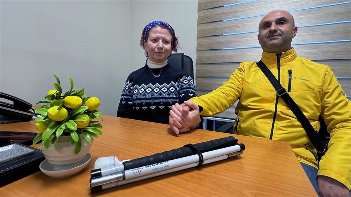 Görme Engelli Memur Çift Birbirine "ışık" Oluyor