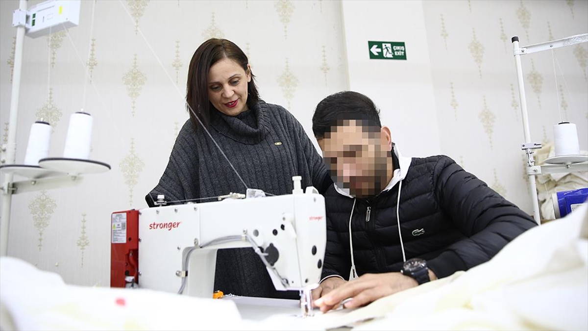 Tekstil Atölyesinde İşe Aldığı Genci Uyuşturucu Bağımlılığından Kurtardı