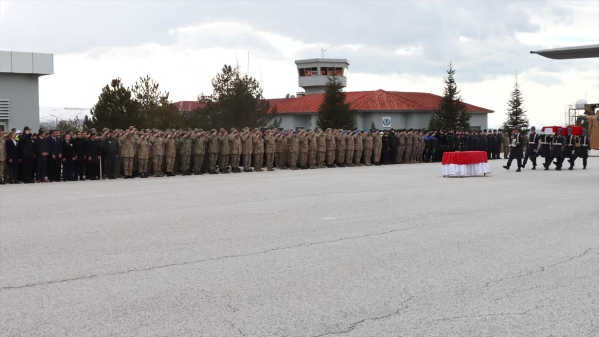 Pençe-kilit Operasyonu Bölgesinde Şehit Olan Asker İçin Van'da Tören Düzenlendi