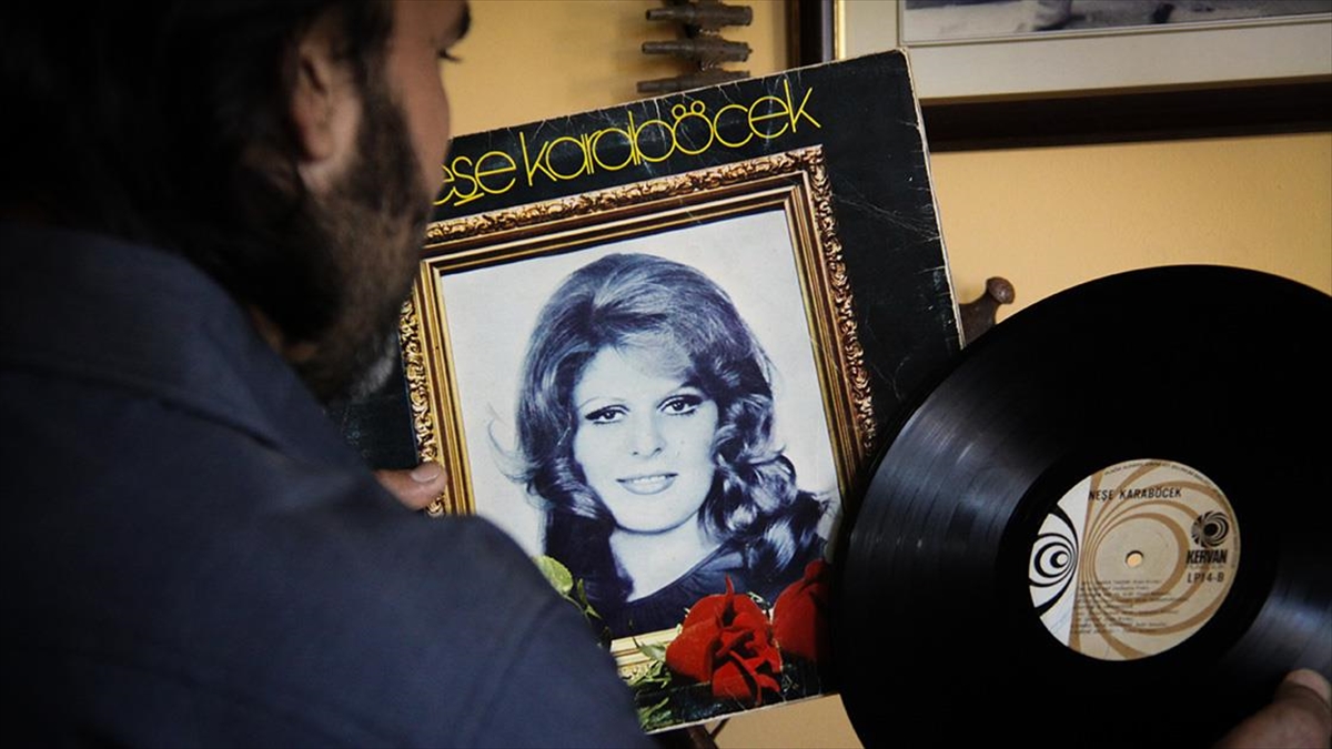 Depremde Hasar Gören Antika Eşyaları İçin Evinin Çatısına Kulübe Yaptırdı