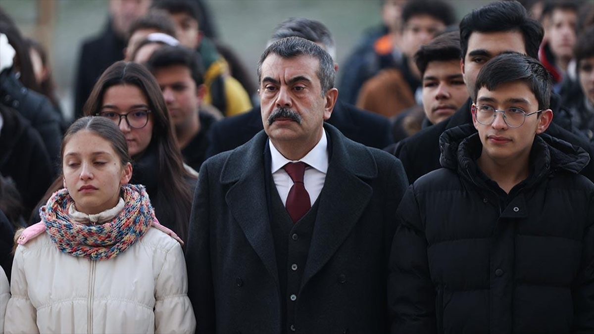 Okullar, Haftaya Şehitlere Saygı Duruşuyla Başladı