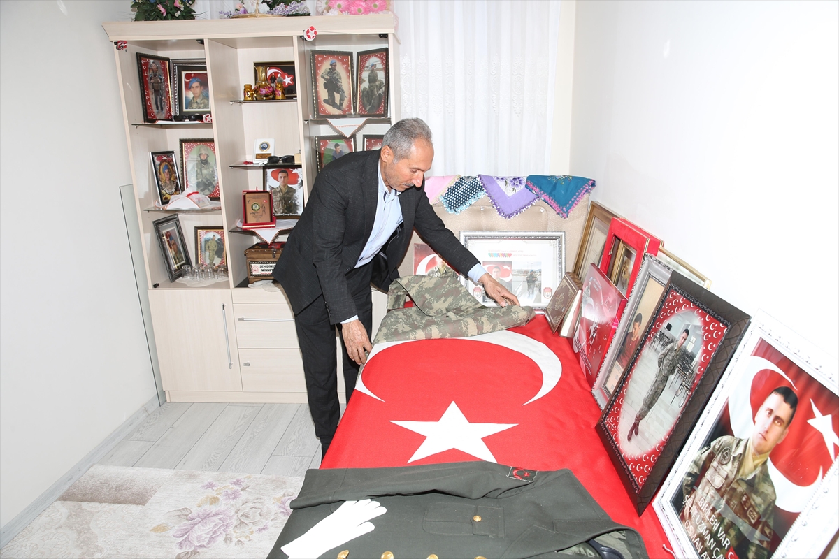 Şehit Ailesi Oğullarının Hatıralarını Odasında Yaşatıyor