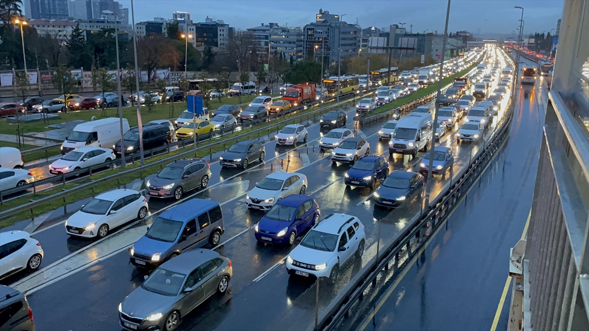 İstanbul'da Yağışlı Havanın Etkisiyle Trafik Yoğunluğu Yaşanıyor