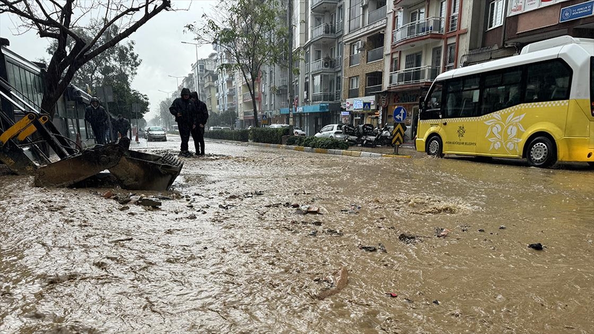 Aydın'da Sağanak Nedeniyle Bazı Ev Ve İş Yerlerini Su Bastı