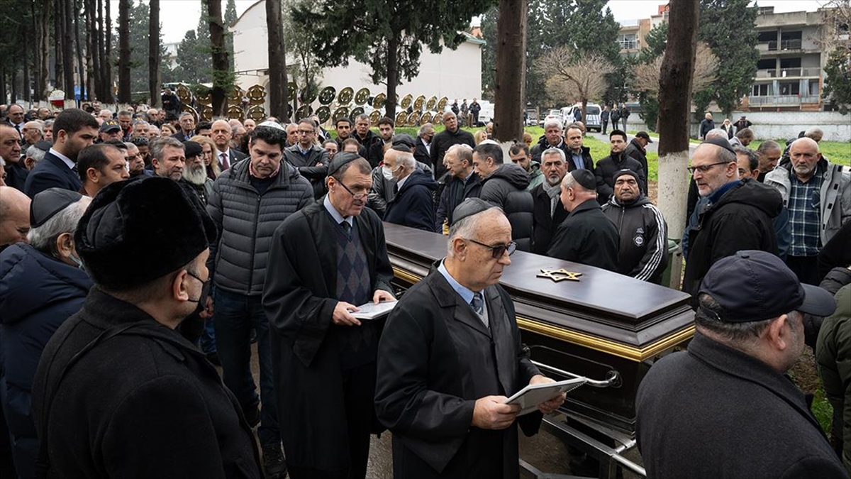 Atatürk Fotoğrafları Koleksiyonuyla Tanınan Yazar Benazus İzmir'de Son Yolculuğuna Uğurlandı
