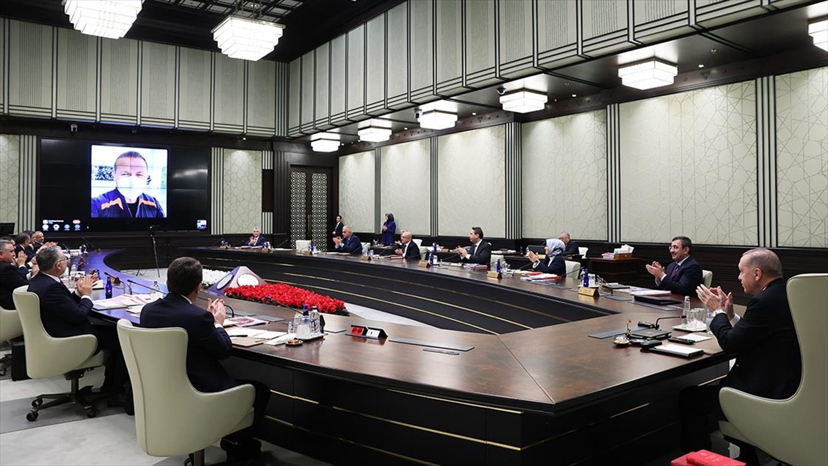 Cumhurbaşkanı Erdoğan Kabine Toplantısı'nda İlk Türk Astronot Gezeravcı İle Video Konferansla Görüştü