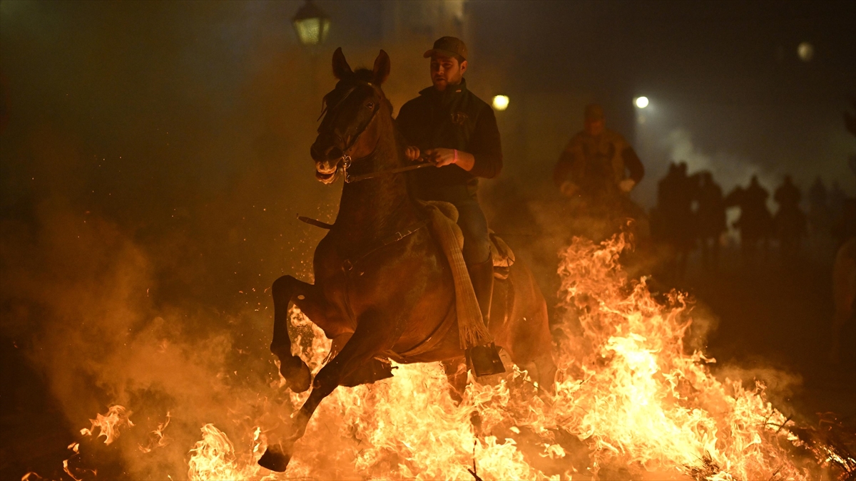 İspanya'da "kötülükleri Kovmak İçin" Atlar Ateş Üzerinden Atlatıldı