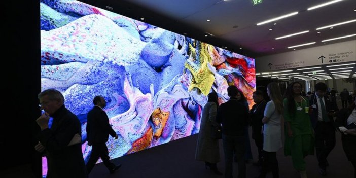 Türk Sanatçı Refik Anadol'un Yapay Zeka Destekli Eseri Davos'ta Sergileniyor