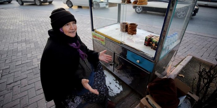 Konya'nın "simitçi Teyze"si 17 Yıldır Tezgahının Başında