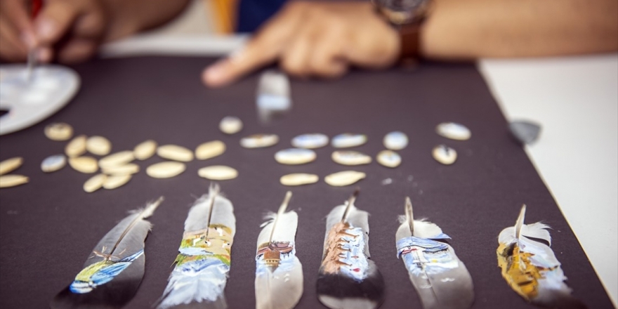 Doğu'nun Kültürünü Çekirdek Ve Güvercin Kanadında Yaşatıyor