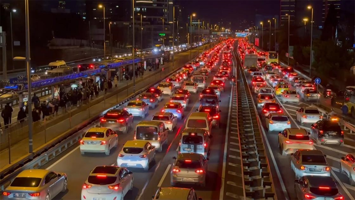 İstanbul'da Akşam Saatlerinde Trafik Yoğunluğu Yaşanıyor