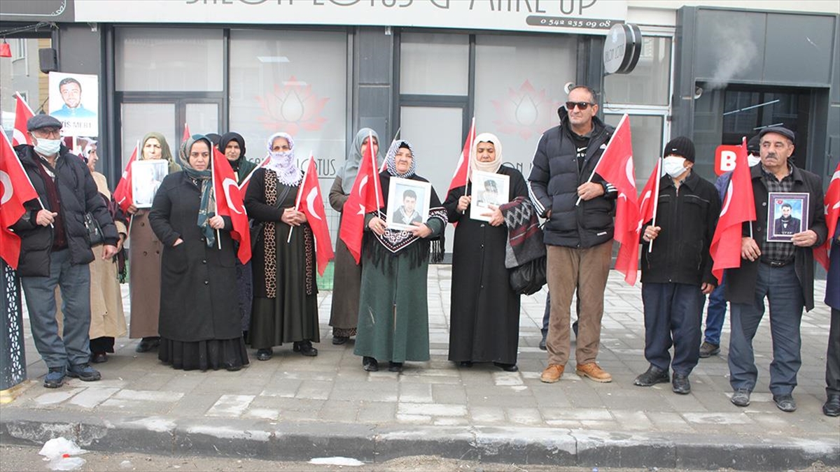 Vanlı Aileler Dem Parti İl Başkanlığı Önündeki Eylemlerini Sürdürdü