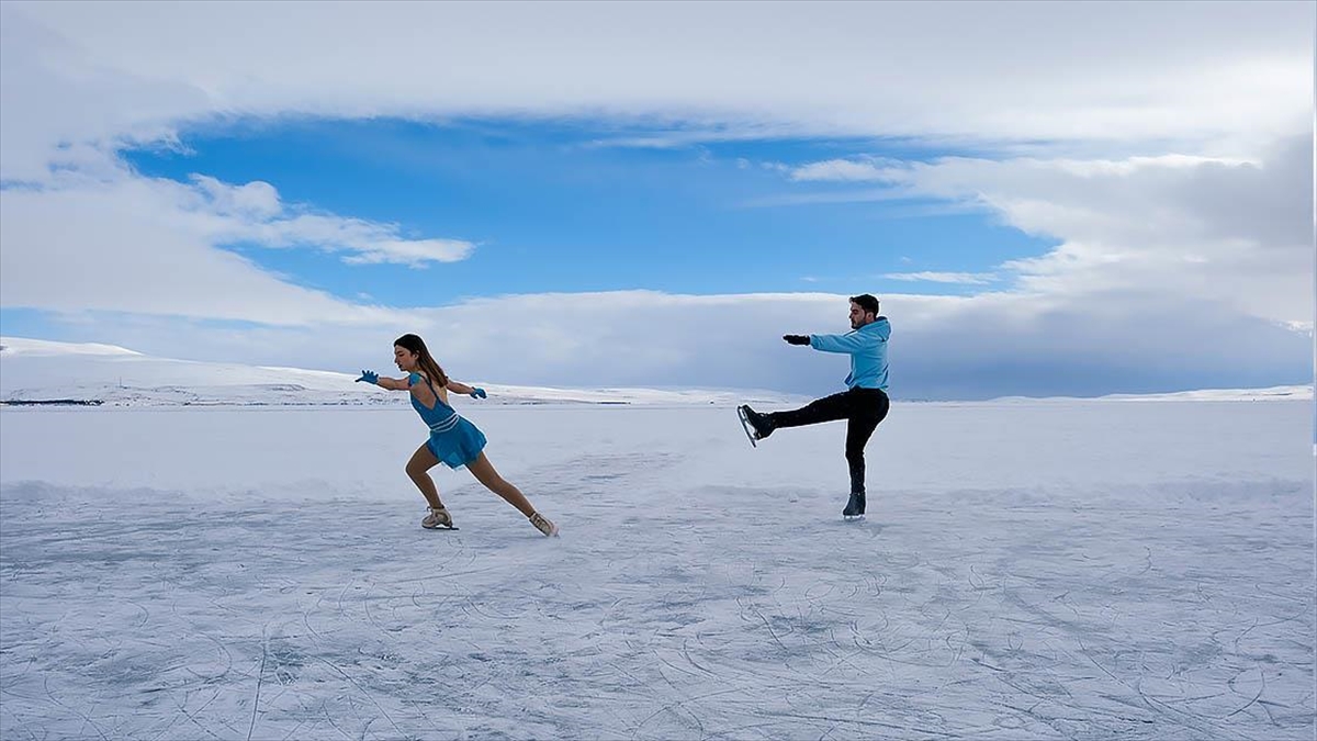 Yüzeyi Donan Çıldır Gölü'nde Buz Pateniyle Dans