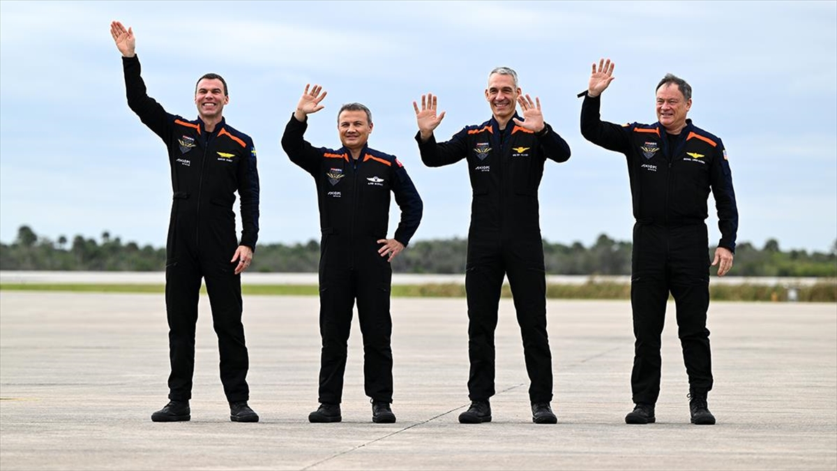 Gezeravcı'nın Da Aralarında Olduğu Ax-3 Ekibi, Aileleriyle Vedalaşıp Uzay Aracına Hareket Etti