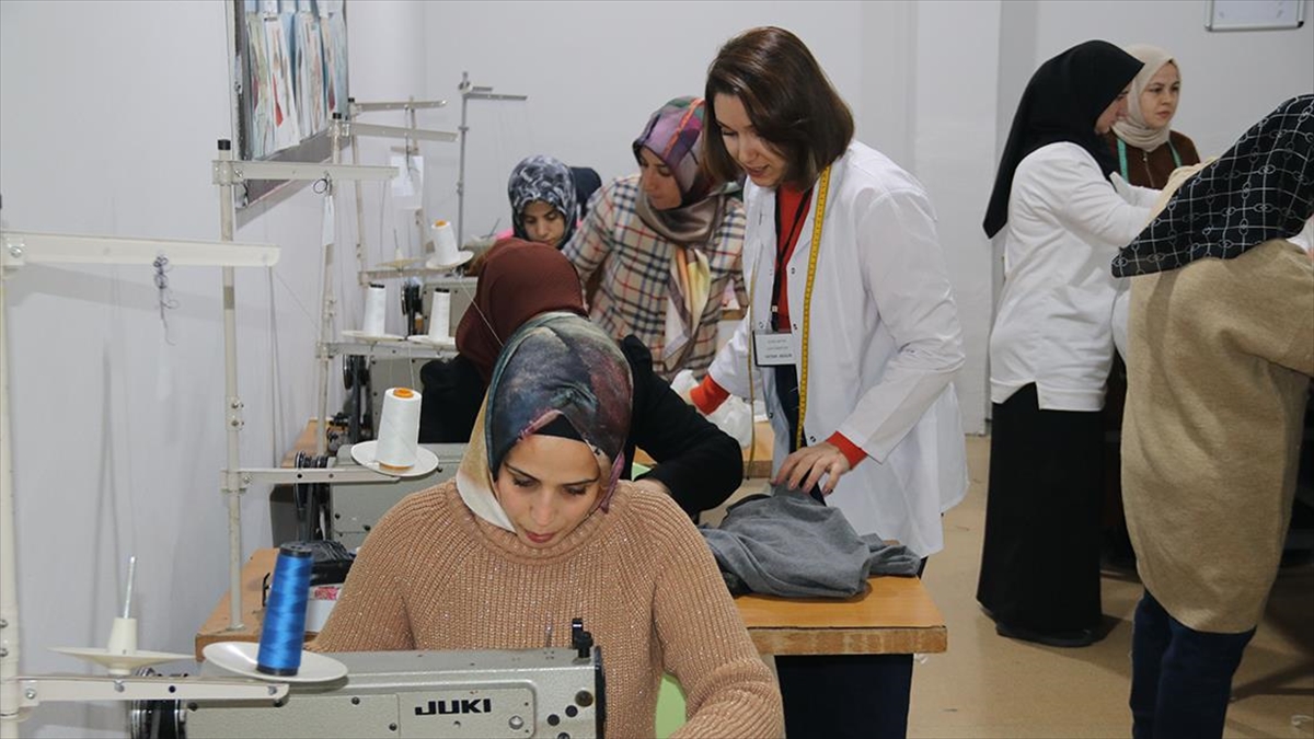 Anneler, Çocuklarının Okuduğu Okulda Dikiş Eğitimi Alıyor