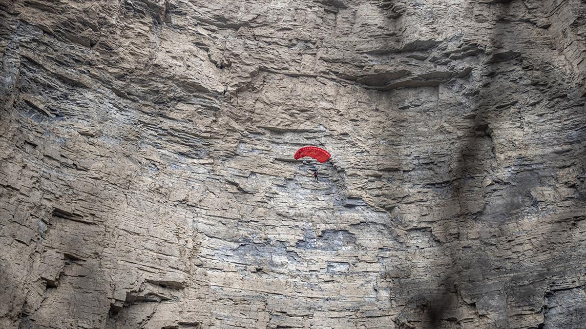 Ekstrem Sporcuları Erzurum'da 230 Metre Yükseklikteki Kayalıklardan Atladı