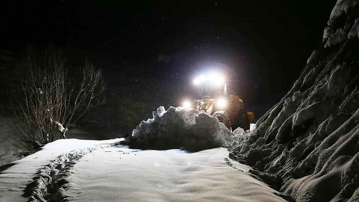 Bitlis'in Zorlu Coğrafyasında Köy Yollarını Açık Tutmak İçin Mesai Yapıyorlar
