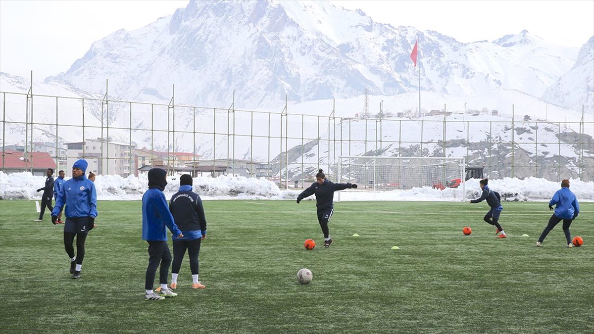 Kadrosunu 3 Futbolcuyla Güçlendiren Hakkarigücü, İkinci Yarıda Üst Sıraları Hedefliyor
