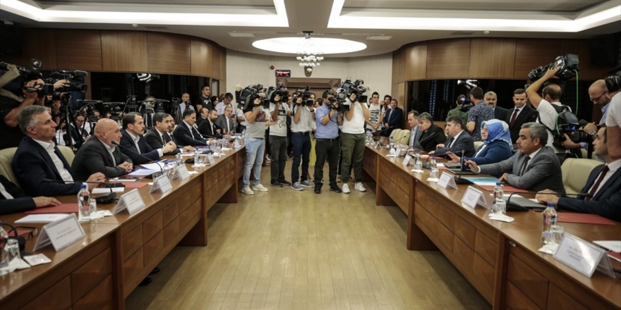 Hükümet Memur Ve Memur Emeklisine Zam Teklifini Sundu