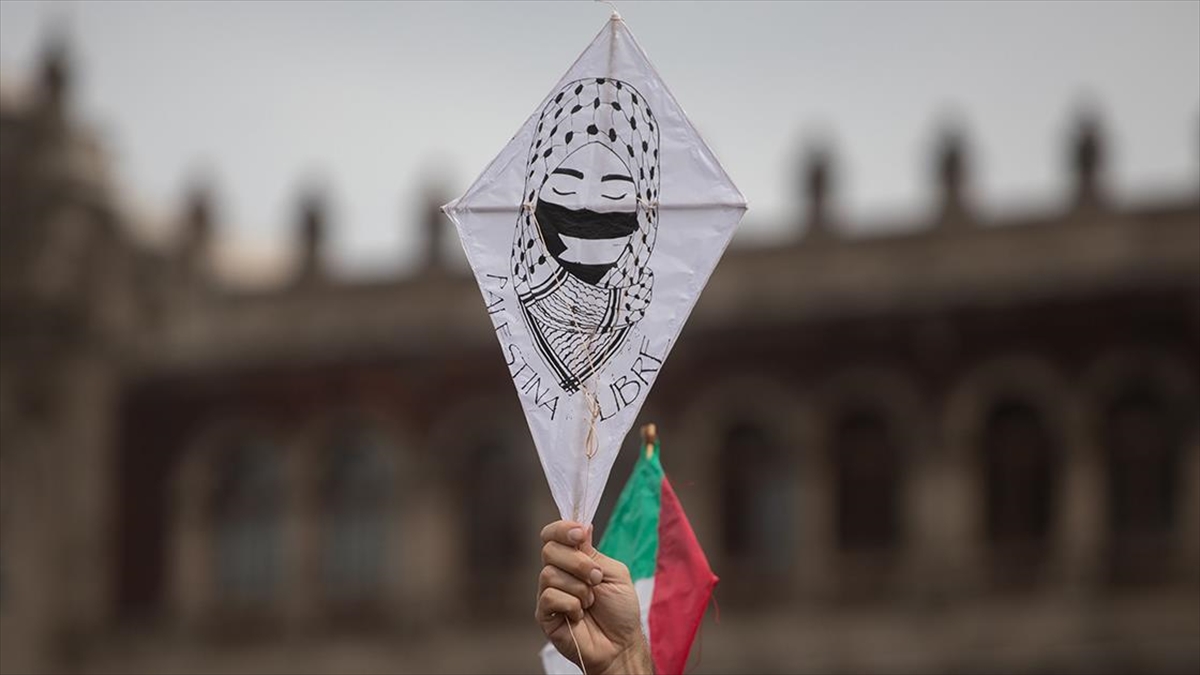 Filistinli Çocuğun Naylon Poşetten Yaptığı Uçurtmalar, Gazze Semalarında Uçuyor