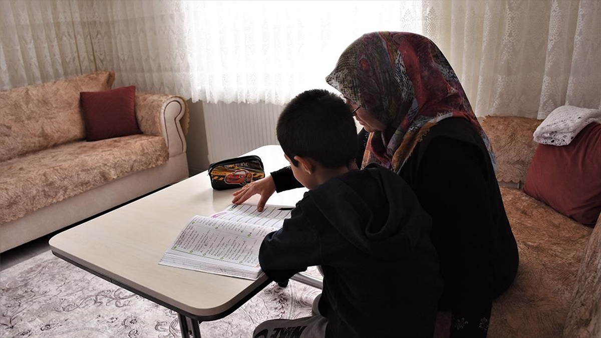 Eşinin Yokluğunu Koruyucu Ailesi Olduğu 3 Kardeşle Dolduruyor