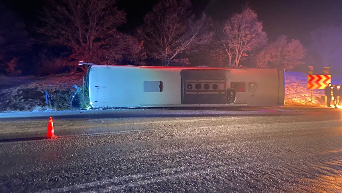 Kütahya'da Devrilen Yolcu Otobüsündeki 18 Kişi Yaralandı