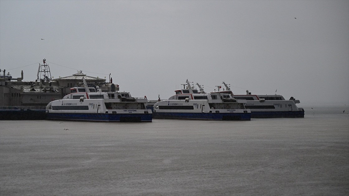 İzmir'de Arabalı Vapur Seferleri Hava Muhalefeti Nedeniyle İptal Edildi