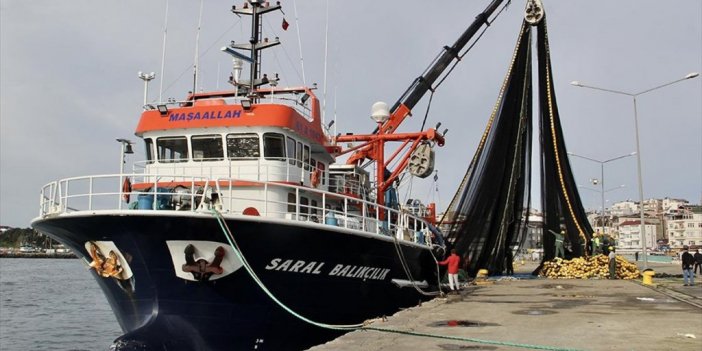 Sinoplu Balıkçılar Hamsinin Göç Etmesi Nedeniyle Teknelerini Barınağa Çekti