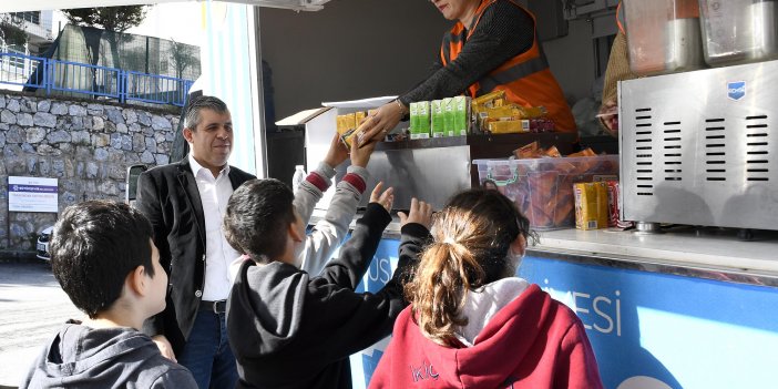 Ömer Günel'den öğrencilere karne ikramı