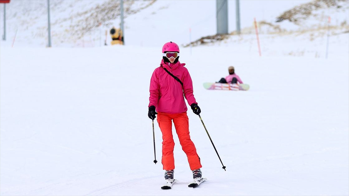 Kayakseverler Yarıyıl Tatilinde Erciyes'e Akın Etti