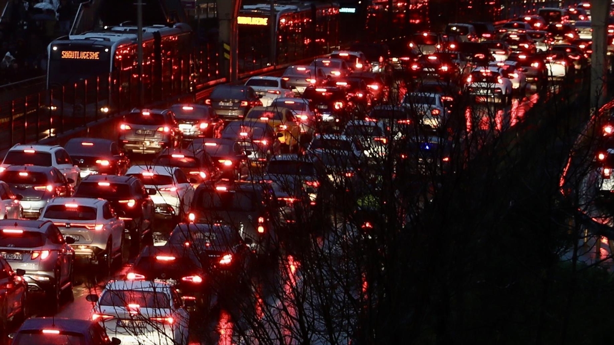 İstanbul'da Trafik Yoğunluğu Yüzde 83'e Çıktı