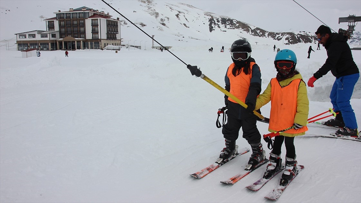 Kayak Merkezlerinde En Fazla Kar Kalınlığı 182 Santimetreyle Hakkari'de Ölçüldü