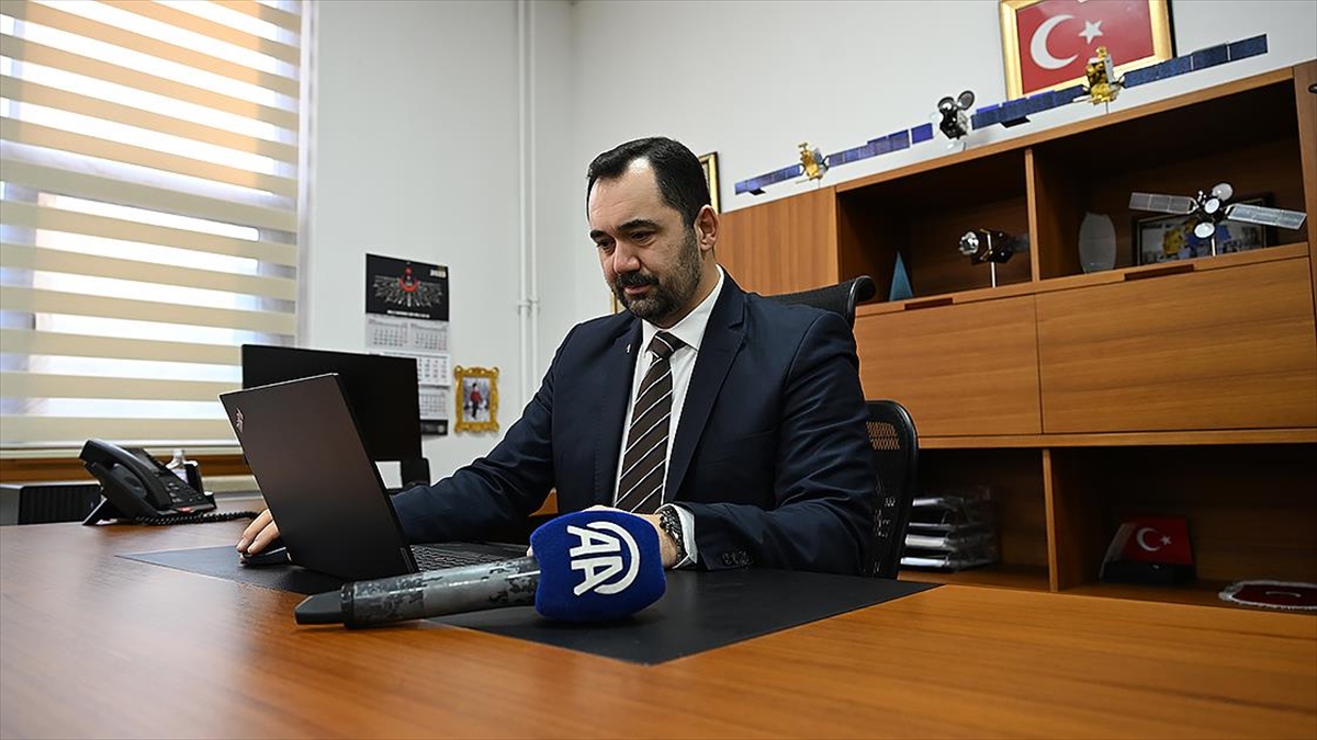 Tübitak Uzay Müdürü Mehmet Nefes, Paul Hennessy'nin "uzaya Doğru" Fotoğrafına Oy Verdi