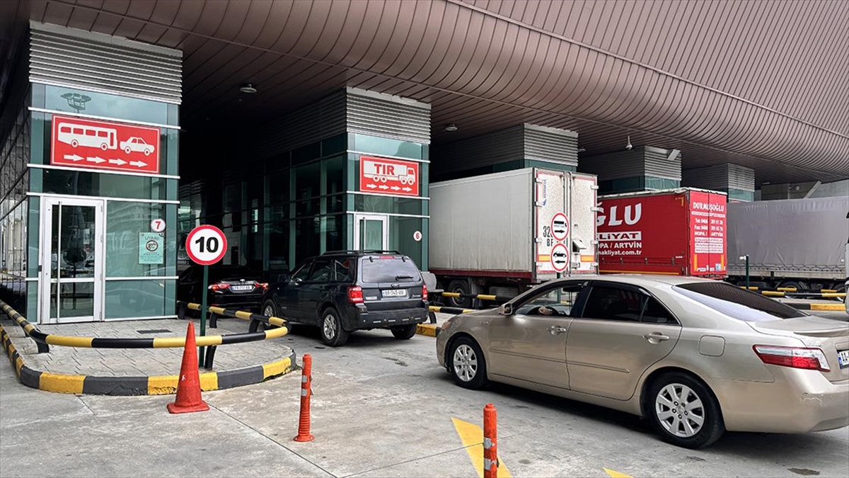 Sarp Sınır Kapısı'ndan 2023'te 6 Milyonu Aşkın Yolcu Geçişi Oldu