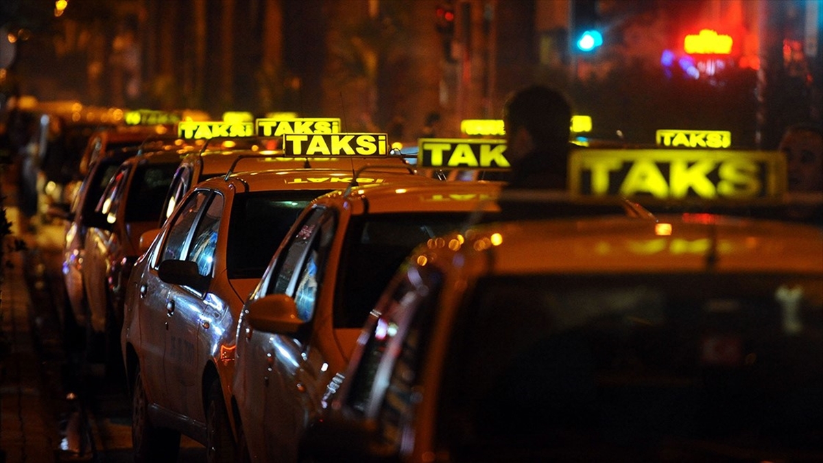 Ticari Araç Sürücülerinin "yaş Şartı" Düzenlemesinde Süre 1 Yıl Uzatıldı