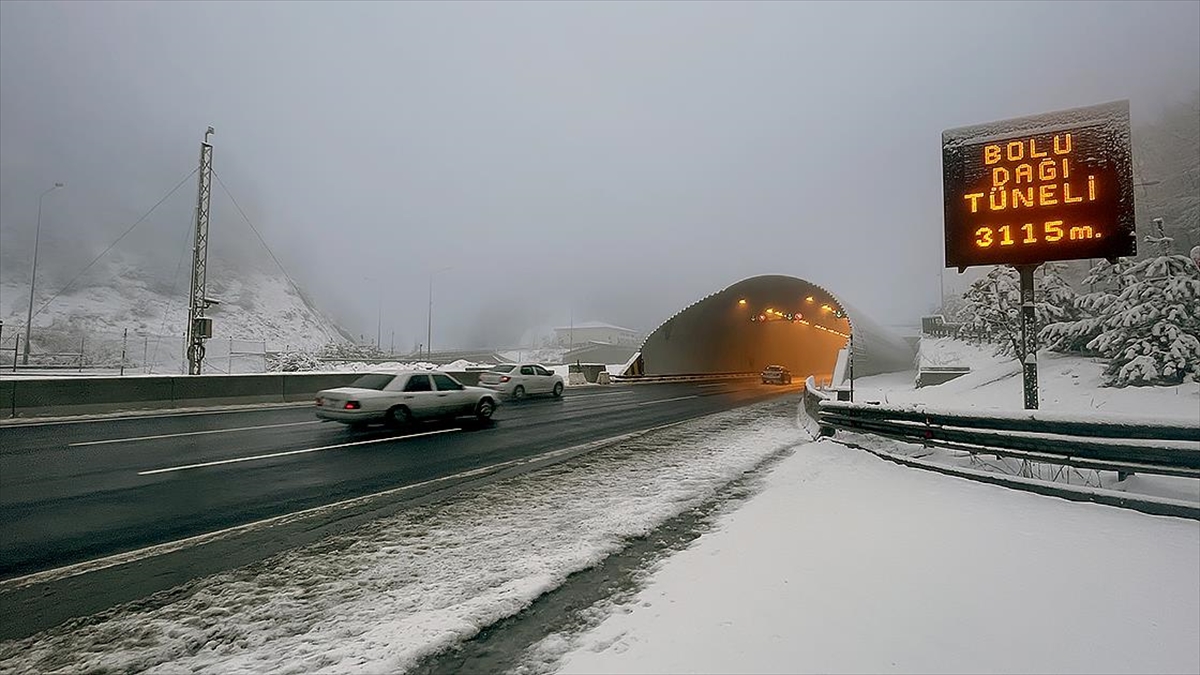 D-100 Kara Yolu İle Anadolu Otoyolu'nun Bolu Dağı Geçişinde Kar Etkili Oluyor