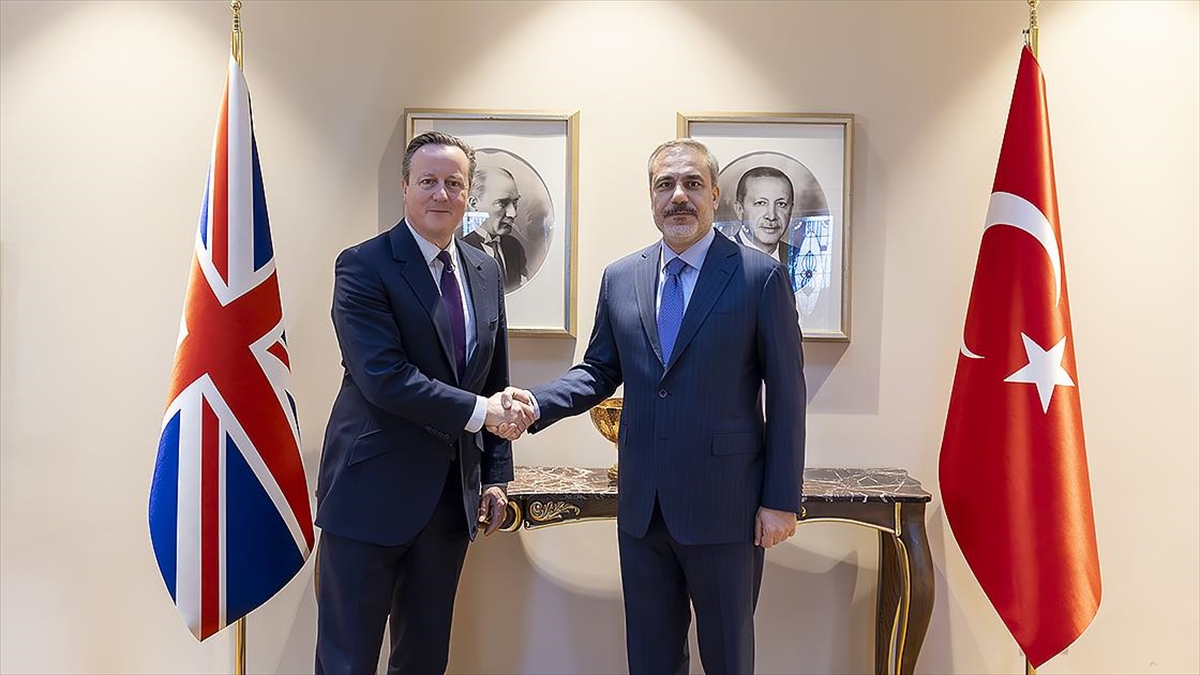 Dışişleri Bakanı Fidan, İngiliz Mevkidaşı Cameron İle İstanbul'da Görüştü