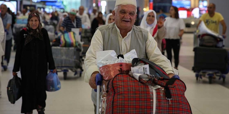 İlk Hac Kafilesi Yurda Döndü