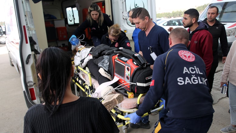Üzerine duvar devrilen kadın ağır yaralandı