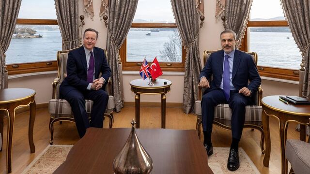 Dışişleri Bakanı Fidan, İngiliz mevkidaşı Cameron ile bir arada