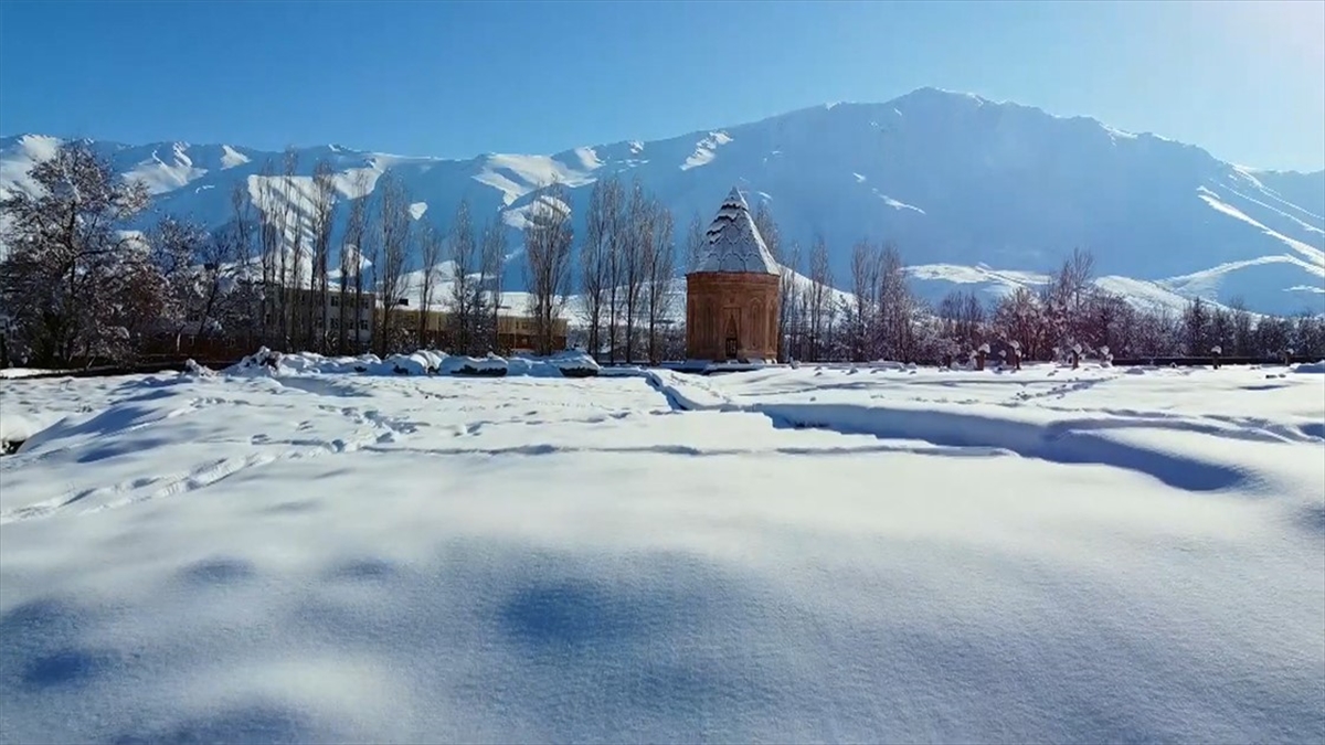 Van'daki Selçuklu Mezarlığı Karla Kaplandı