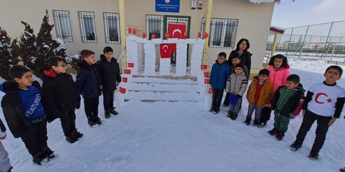 Kardan Anıtkabir yapıp önünde İstiklal Marşı'nı okudular