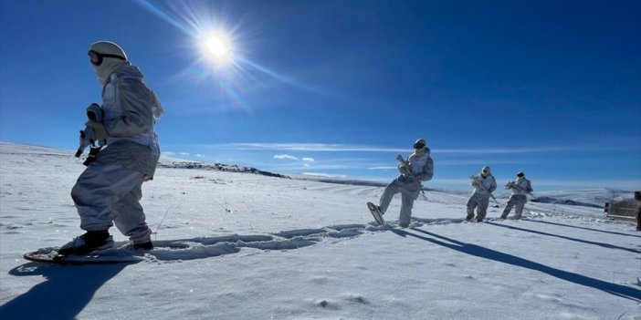 Mehmetçiğin zorlu kış mesaisi sürüyor
