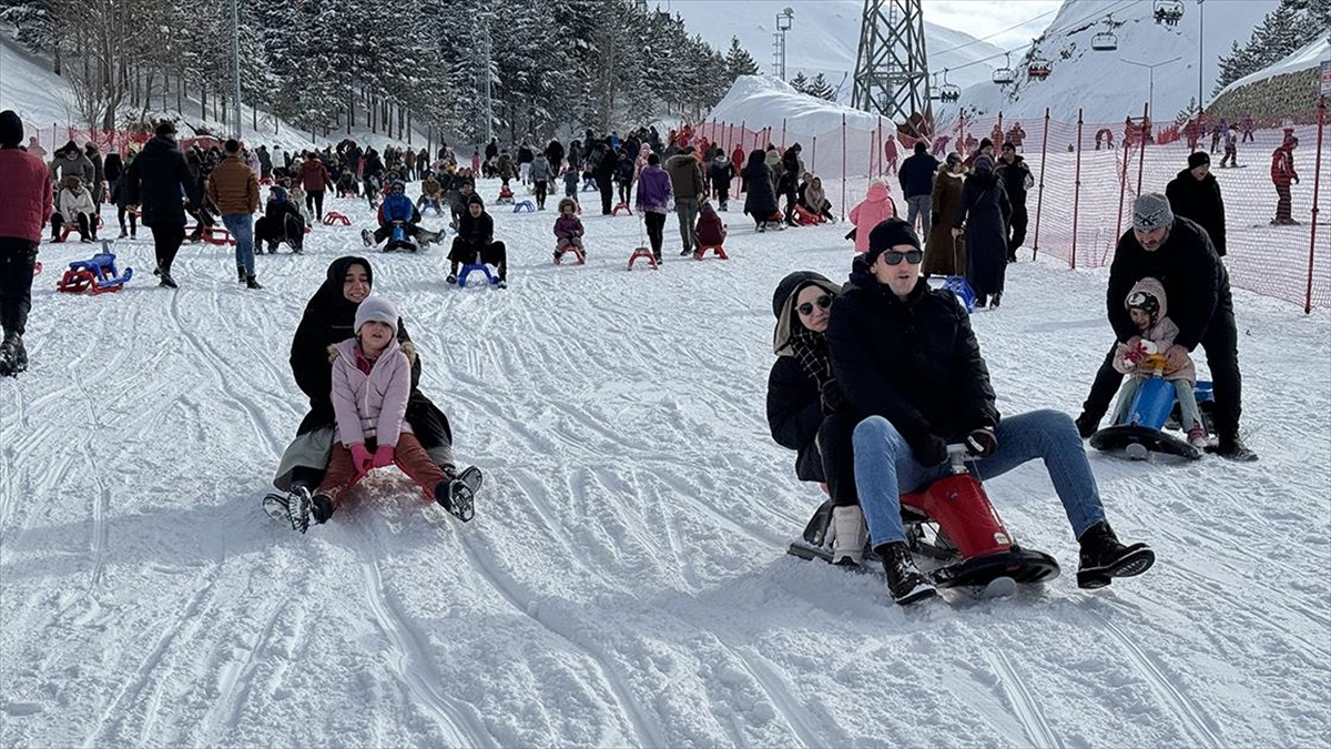 Palandöken Kayak Merkezi'nde Yarıyıl Tatili Yoğunluğu Yaşanıyor