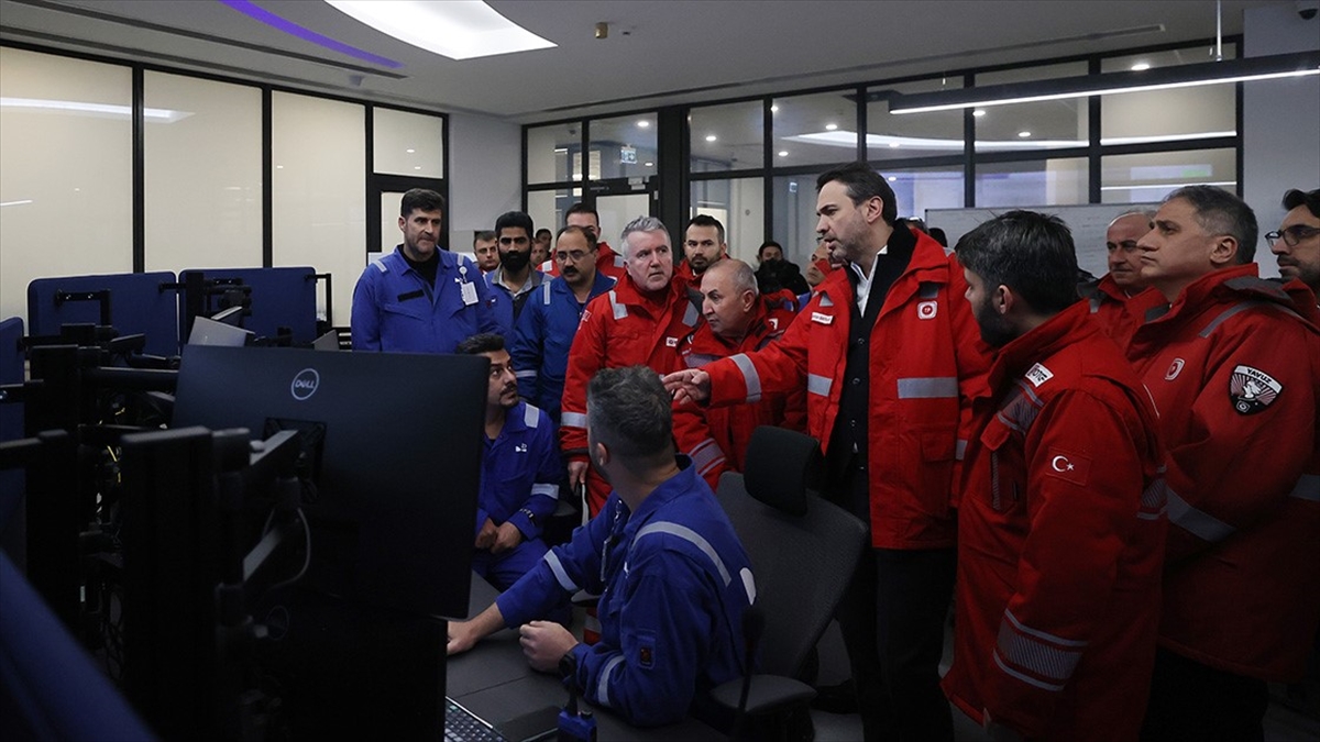 Bakan Bayraktar, Sakarya Gaz Sahası Kara Tesisi Kontrol Merkezi'nde İncelemede Bulundu