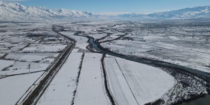 Karasu Nehri'nin Oluşturduğu Mendereslerin Çevresi Karla Kaplandı