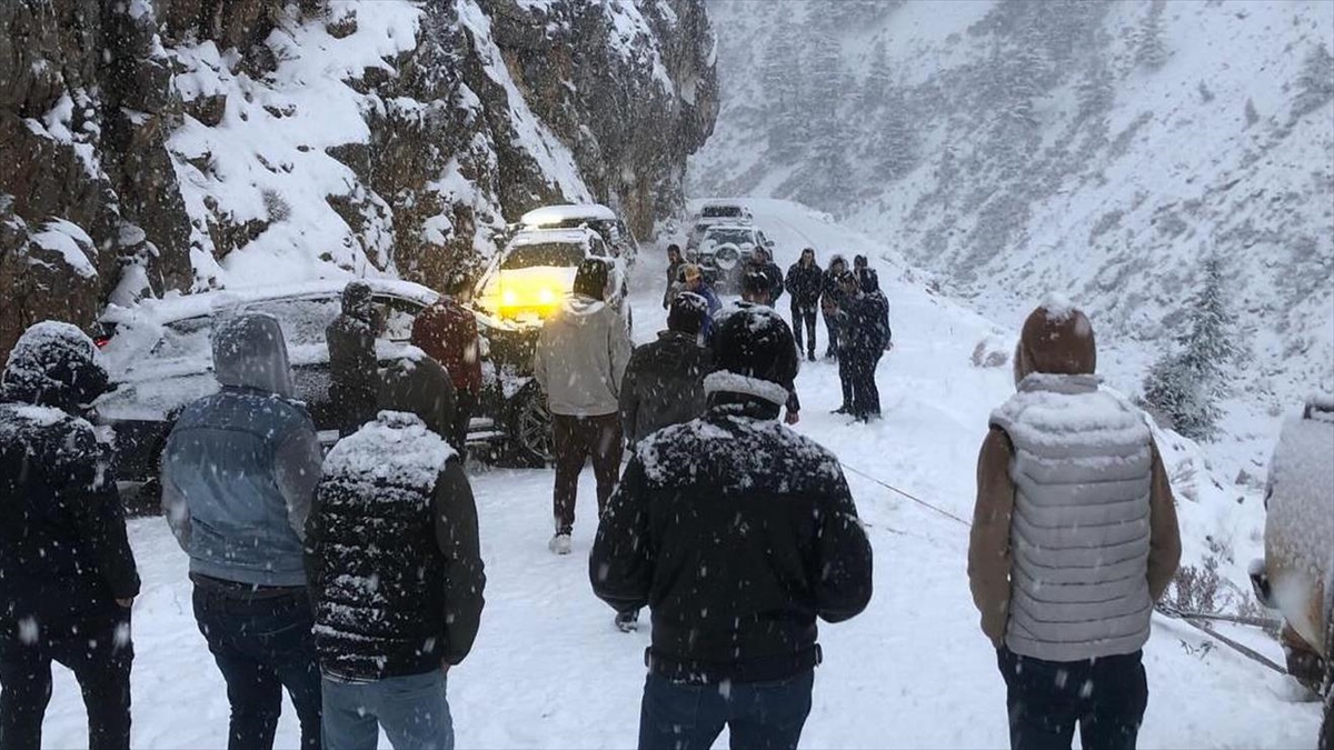 Alanya'da Kar Nedeniyle Yayla Yolunda Mahsur Kalan 33 Kişi Kurtarıldı