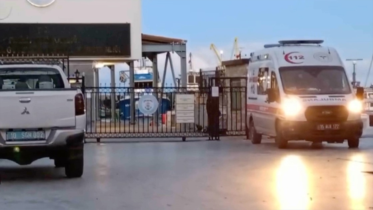 İzmir'in Dikili İlçesinde Balıkçı Teknesinin Batması Sonucu 3 Kişi Öldü