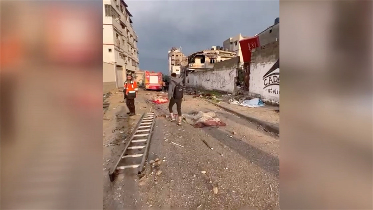 Gazze'nin Kuzeyinde İsrail Saldırısında Öldürülen Filistinlilerin Cansız Bedenleri Etrafa Saçıldı